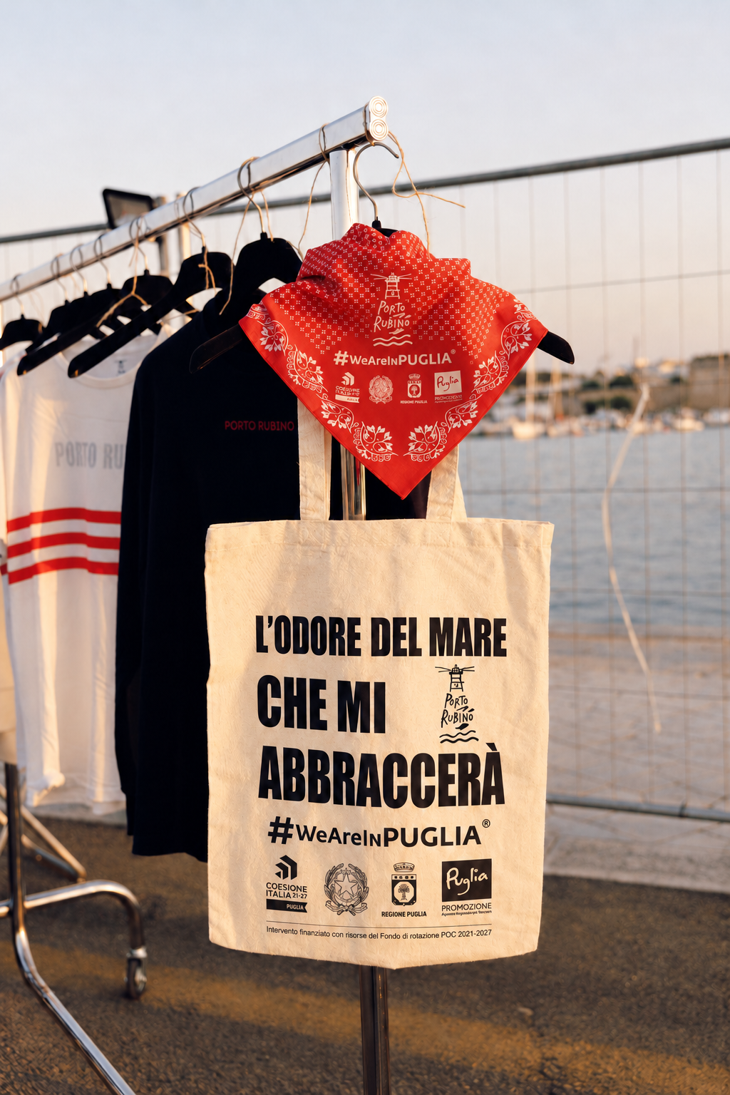 Stand promozionale sul mare al tramonto